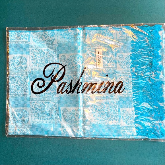 NEW in Package Large Pashmina Scarf Beautiful blue Fringed - Picture 5 of 6